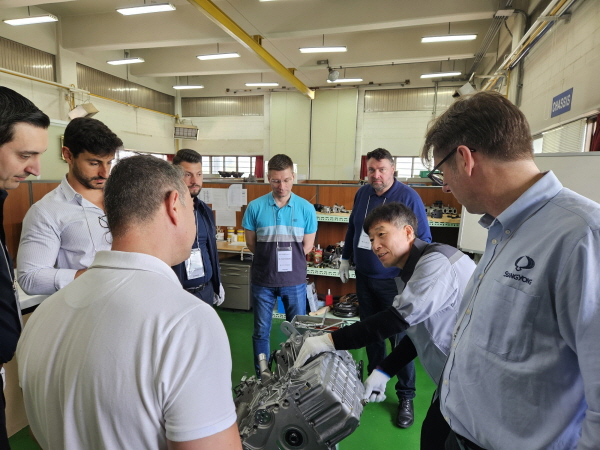 KG모빌리티의 정비사가 글로벌 매니저들을 교육하고 있다. 사진=KG모빌리티 제공 