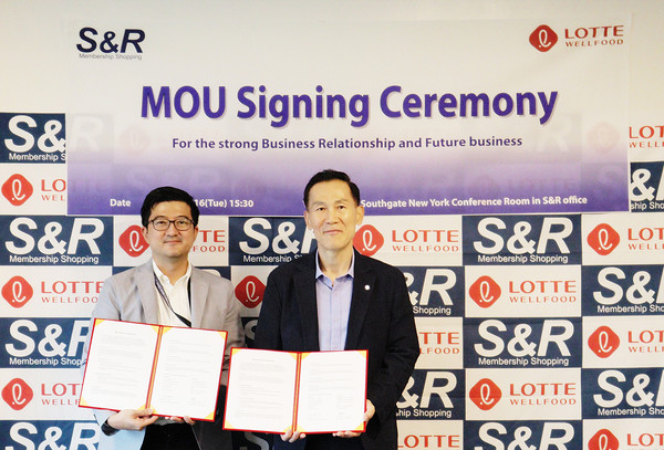 최명림 롯데웰푸드 글로벌사업본부장(오른쪽)과 칼 알렉산더 코타오코 S&R 부사장이 지난 16일 필리핀 마닐라 S&R 본사에서 현지 유통을 위한 업무협약식을 가진 뒤 기념촬영을 하고 있다. 사진=롯데웰푸드 제공
