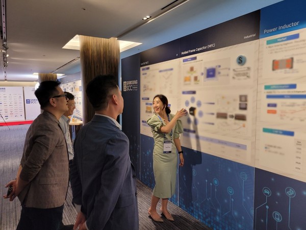 삼성전기 직원이 부산에서 열린 해외 고객 초청행사(SCC)에서 고객사 관계자들에 자사 제품을 설명하고 있다. 사진=삼성전기 제공