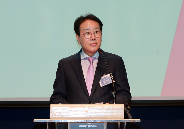 현형식 서울와이어 대표이사가 19일 오전 서울 더 플라자 호텔 다이아몬드홀에서 열린 ‘제3회 서울와이어 혁신포럼’에서 개회사를 하고 있다. 사진=이태구 기자