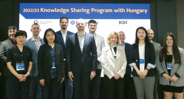 '빅데이터를 활용한 공공 정책 수립 사례'를 주제로 개최된 세미나에 신한카드 안성희 Life사업본부장(앞줄 좌측 두번째)과 헝가리 국세청(NTCA) 라슬로 켈레멘 IT비즈니스지원팀장(세번째), KDI 한재현 전문연구원(다섯번째) 등이 기념사진을 찍고 있다. (사진=신한카드 제공) 