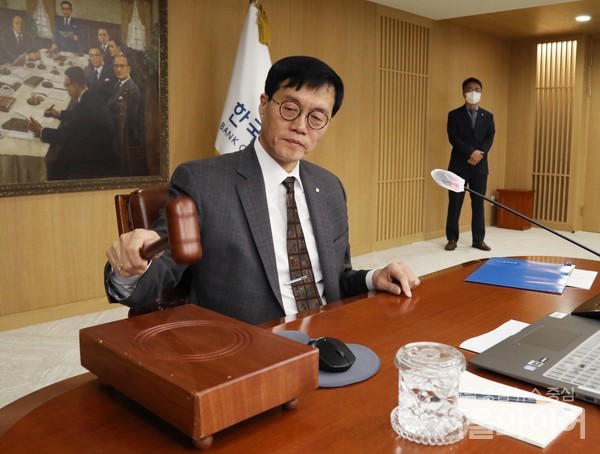 이창용 한국은행 총재가 한은 금융통화위원회 본회의에 참석해 회의를 주재하고 있다. 사진=서울와이어 DB