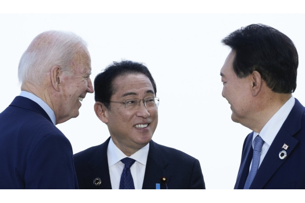 (왼쪽부터) 조 바이든 미국 대통령, 기시다 후미오 일본 총리, 윤석열 대통령이 대화를 나누고 있다. 사진=연합뉴스 제공