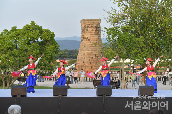                          지난 20일 첨성대 광장에서 경주국악여행 프로그램이 진행되고 있다.