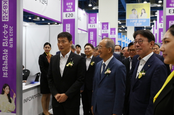 22일 서울 강남구 코엑스에서 열린 'KB굿잡 취업박람회' 에서 이재근 KB국민은행장(좌측 세번째), 오영교 동반성장위원회 위원장(좌측 두번째), 이복현 금융감독원장(좌측 첫번째) 등 내빈들이 부스를 둘러보고 있다. (사진=KB국민은행 제공)