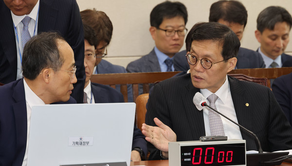 추경호 부총리 겸 기획재정부 장관(왼쪽)과 이창용 한국은행 총재가 22일 오전 서울 여의도 국회에서 열린 기획재정위원회 전체회의에서 이야기를 나누고 있다. 사진=연합뉴스 제공