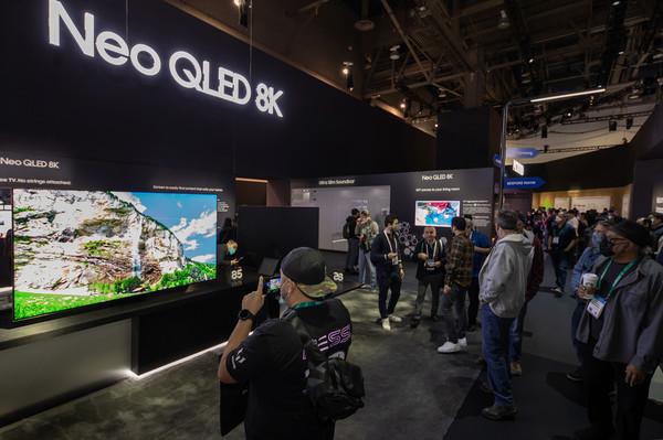 삼성전자가 CES2022에서 선보인 Neo QLED 8K를 관람객들이 살펴보고 있다. 사진=삼성전자 제공