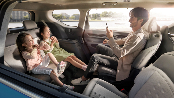 EV9은 2열 좌석 회전 기능을 추가해 승객 편의성을 늘렸다. 사진=기아 제공