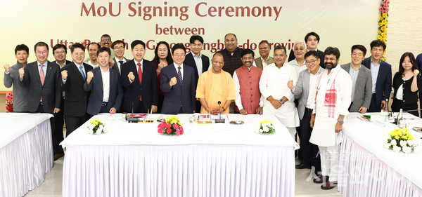 지난 22일 경북도와 인도 우타르 프라데시(UP)주는 경북도는 상호교류 협약을 체결한 뒤 참석자들이 기념사진을 찍고 있다.