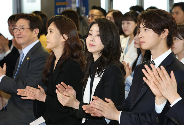 김건희 여사가 지난 23일 서울 중구 한국관광공사 홍보관 ‘하이커 그라운드‘에서 열린 K-관광 협력단 출범식에 참석했다. (왼쪽부터) 박보균 문화체육관광부 장관, 이부진 한국방문의 해 위원장, 김건희 여사, 차은우 한국방문의 해 홍보대사. 사진=연합뉴스 제공