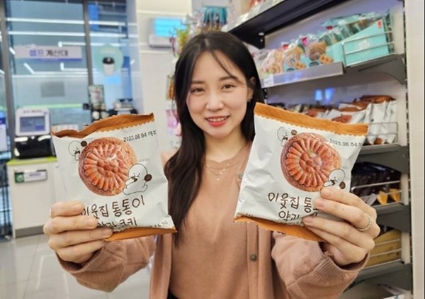 모델이 CU가 판매하는 ‘이웃집 통통이 약과 쿠키‘를 소개하고 있다. 사진=BGF리테일 제공