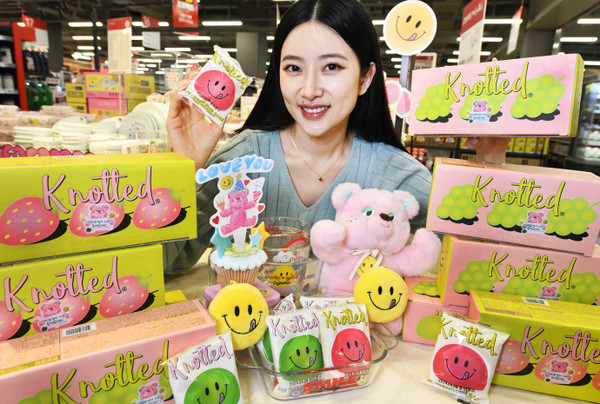 모델이 홈플러스가 출시한 ‘노티드 냉동 크림떡’을 소개하고 있다. 사진=홈플러스 제공