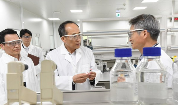 추경호 경제부총리 겸 기획재정부 장관(가운데)이 바이오 산업 현장방문으로 24일 오후 충북 청주시에 있는 에이프로젠바이오로직스를 찾아 연구시설을 둘러보고 있다. 사진=연합뉴스