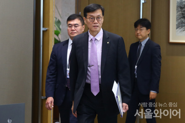 이창용 총재가 회의에 참석하고 있다.