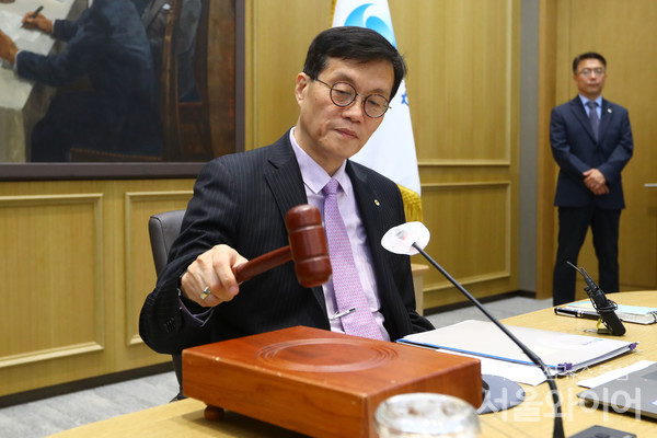 이창용 총재가 금융통화위원회 본회의를 주재하고 있다.
