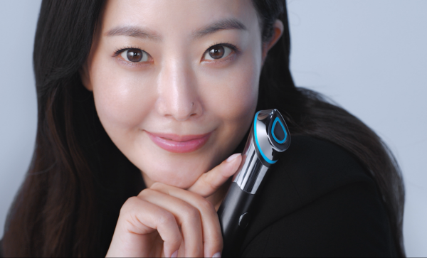 에이피알의 뷰티 디바이스 브랜드 에이지알이 두 편의 TV 광고를 새롭게 선보였다. 사진=에이피알 제공