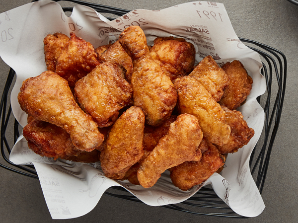 교촌치킨의 지난달 점포 방문객 수가 크게 줄어든 것으로 나타났다.사진=교촌에프앤비 제공