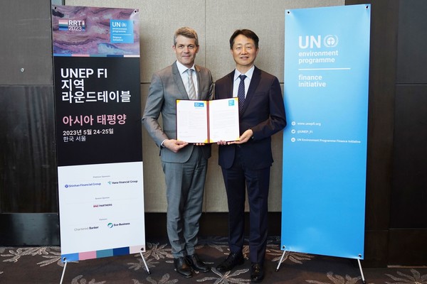 김신 SK증권 사장(우측)과 에릭 어셔 UNEP FI 대표가 UNEP FI 아시아태평양 지역 회의에서 기념촬영을 하고있다. (사진=SK증권 제공)