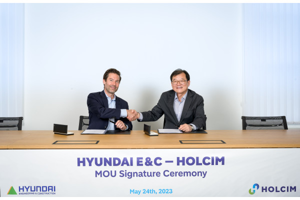 (왼쪽부터) 프랭크 부크하르트 홀심 CMO과 박구용 현대건설 기술연구원장 전무가 기념촬영을 하고 있다. 사진=현대건설 제공