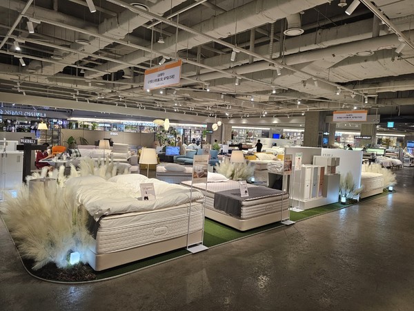 SK매직이 워커힐 호텔앤리조트 스위트룸 객실에서 사용하는 동일 모델의 최고급 사양의 매트리스를 직접 체험할 수 있는 팝업스토어를 용산 아이파크몰에 마련했다. 사진=SK매직 제공 