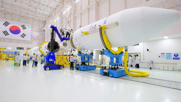 3차 발사를 앞둔 지난 16일 전남 고흥 나로우주센터 발사체조립동에서 한국형발사체 누리호(KSLV-II)의 1, 2단과 3단 결합 작업이 진행되고 있는 모습. 사진=한국항공우주연구원 제공