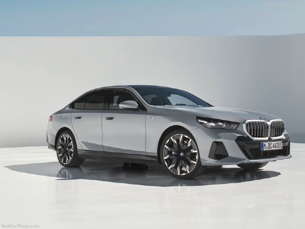 8세대 뉴 5시리즈는 5세대 모델과 흡사한 헤드램프 디자인을 보여준다. 사진=BMW 제공 