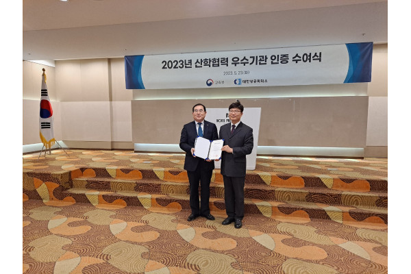 (왼쪽부터) 박찬민 KLCSM 대표이사 , 김왕 대한상공회의소 인력개발사업단장이 기념촬영을 하고 있다. 사진=SM그룹 제공