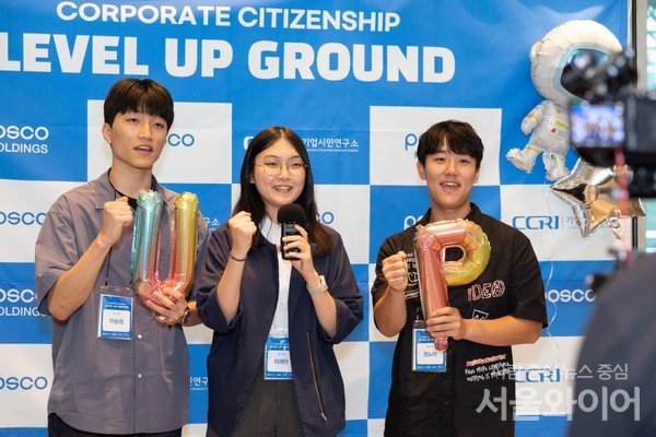포스코센터에서 열린 기업시민 레벨업 그라운드 발표대회에 참가한 포스텍 학생들이 인터뷰를 하고 있다. 포스텍은 포스코DX·포스코휴먼스와 함께 AI 기반 산림화재방재시스템과 생성형 인공지능을 활용한 발달장애인 작품 창작 지원 등의 프로젝트 결과를 소개했다.