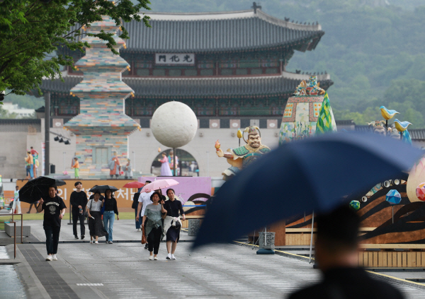 석가탄산일 연휴 마지막 날인 오늘(29일)도 충청과 남부, 제주도를 중심으로 많은 비가 집중될 전망이다. 서울의 경우 오전 중 비가 그친 뒤 초여름 수준으로 낮 기온이 오를 것으로 예보됐다. 사진=연합뉴스