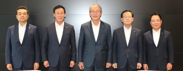 은행장 선임프로그램 종료 후 후보자 4명이 간담회에서 임종룡 회장(가운데), 강신국 기업투자금융부문장(좌측 첫번쨰), 박완식 우리카드 대표(두번째), 조병규 은행장 최종 후보자(네번째), 이석태 국내영업부문장(다섯번째)이 기념촬영을 하고 있다. (사진=우리은행 제공)