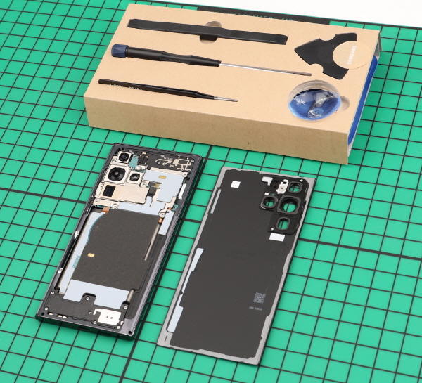 갤럭시 자가 수리 도구와 갤럭시 S22 울트라 제품. 사진=삼성전자 제공