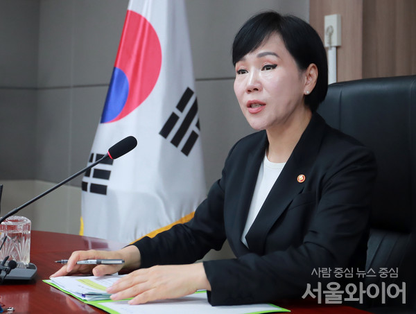 전현희 위원장이 긴급 기자간담회에서 발언을 하고있다.