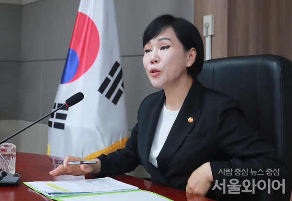 전현희 위원장이 긴급 기자간담회에 참석, 발언을 하고 있다.