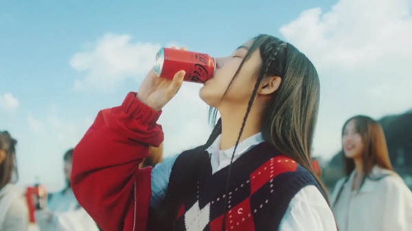 코카-콜라의 글로벌 엠베서더 뉴진스가 코카-콜라 CM송 'ZERO'를 선보였다. 사진=코카-콜라 제공