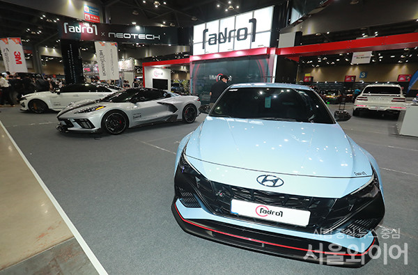 2021 오토살롱위크 전시장에 튜닝 카가 전시돼 있다. 사진=서울와이어 DB