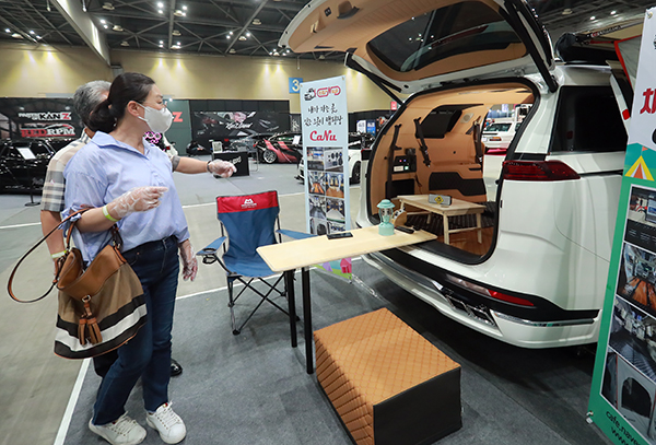 2021 오토살롱위크를 찾은 시민들이 튜닝 제품을 관람하고 있다. 사진=서울와이어 DB