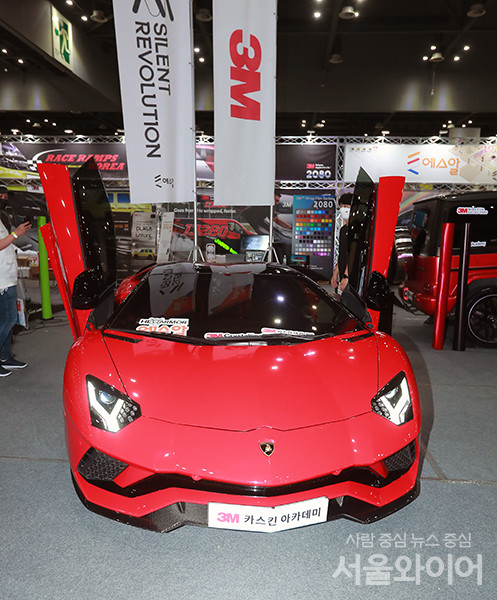 경기도 고양시 킨텍스 1전시장에서 열렸던 2021 오토살롱위크 전시장에 튜닝 카가 전시돼 있다. 사진=서울와이어 DB