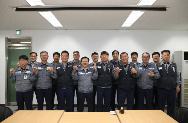 신승훈 대우조선지회 수석부지회장(앞열 왼쪽에서 세번째), 권혁웅 한화오션 대표이사 부회장(네번째 ),  정상헌 대우조선지회 지회장(다섯번째), 정인섭 한화오션 거제사업장 총괄 사장(앞열 오른쪽에서 두번째). 사진=한화오션 제공