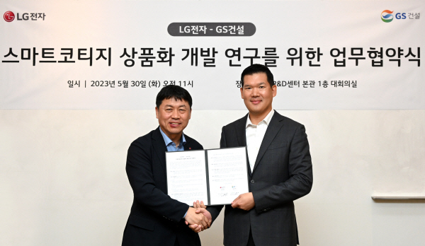 LG전자 H&A사업본부장 류재철 사장(왼쪽)과 GS건설 미래혁신대표 허윤홍 사장. 사진=LG전자 제공
