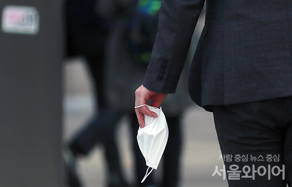 다음 달 1일부터 신종 코로나바이러스 감염증(코로나19) 위기경보 단계가 ‘심각’에서 ‘경계’로 하향 조정된다. 사진=서울와이어 DB