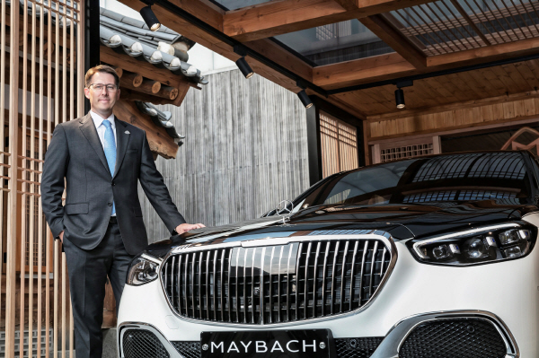 다음 달을 마지막으로 한국을 떠나는 토마스 클라인 메르세데스-벤츠 코리아 대표가 자사의 최고급 세단 'S-클래스 마이바흐' 옆에서 포즈를 취하고 있다. 사진=메르세데스-벤츠 코리아 제공