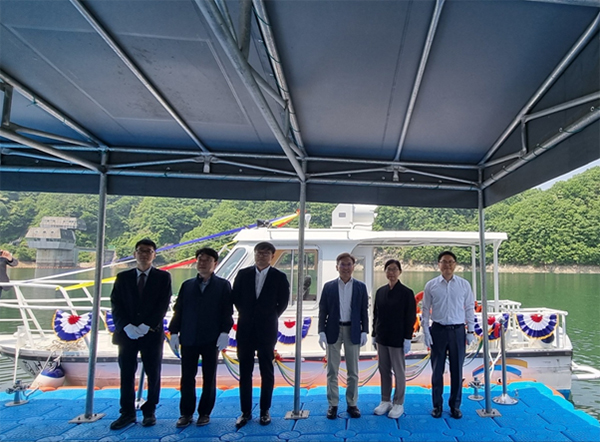 일렉트린 추진시스템이 탑재된 횡성호 친환경 전기선박. 사진=한국수자원공사 제공