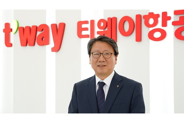 정홍근 티웨이항공 대표가 LCC업계 최장수 CEO로 이름을 올리며 중장거리 노선 확대에 총력을 기울이고 있다. 사진=티웨이항공 제공