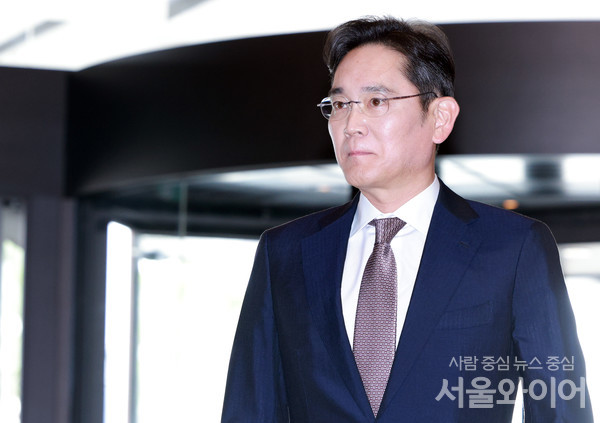 이재용 삼성전자 회장이 1일 서울 장충동 소재 신라호텔 다이너스티홀에서 열린 ‘2023년 삼성호암상 제33회 시상식’ 참석을 위해 이동하고 있다. 사진=이태구 기자