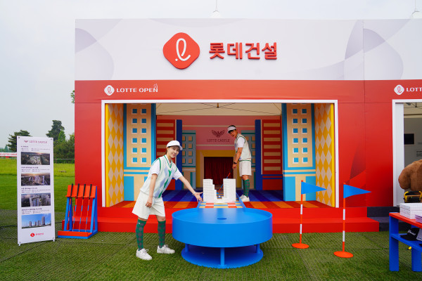KLPGA 2023 롯데오픈 ‘롯데건설 부스’에서 모델들이 체험을 진행하고 있다. 사진=롯데건설 제공