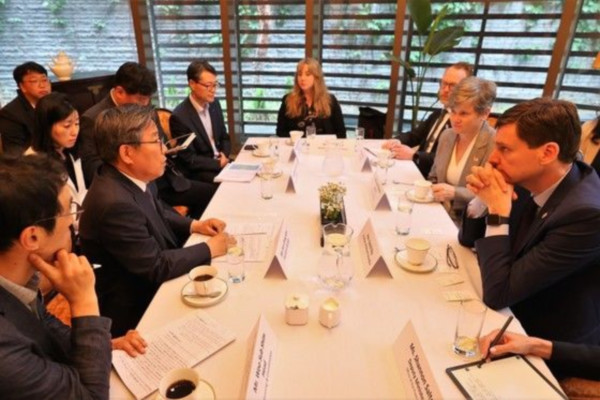 김헌동 SH공사 사장과 데이비드 이비 캐나다 BC주 수상 등 양측 관계자들이 주택도시분야 협력 강화 방안을 논의하고 있다. 사진=SH공사 제공