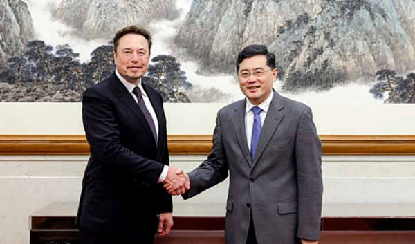중국을 방문한 일론 머스크 테슬라 최고경영자(왼쪽)가 지난달 30일 베이징에서 열린 회의 도중 친강 국무위원 겸 외교부장과 악수하고 있다. 사진=연합뉴스