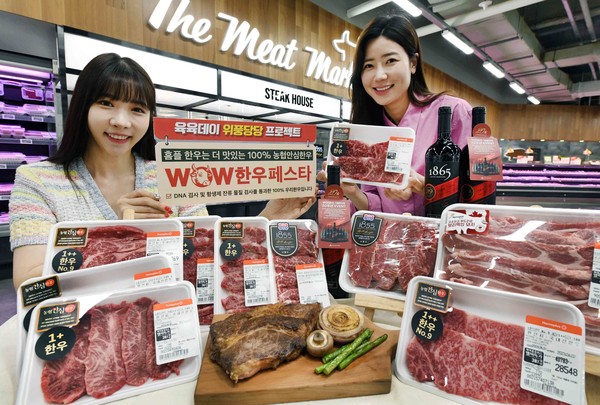 모델들이 서울 등촌동 ‘홈플러스 메가푸드마켓’ 강서점에서 육육데이 행사 상품을 선보이고 있다. 사진=홈플러스 제공