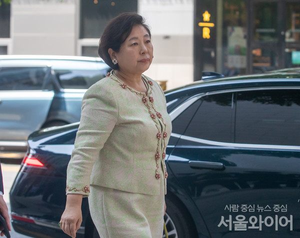 현정은 현대그룹 회장이 2일 오후 서울 종로구 소재 종교교회에서 열린 정몽원 HL그룹 회장 차녀와 백지연 전 앵커 외아들 결혼식 참석을 위해 이동하고 있다. 사진=이태구 기자