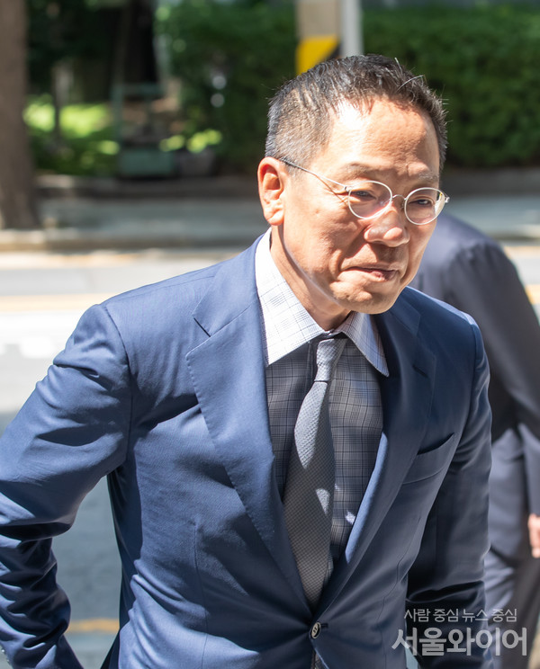 정태영 현대카드 부회장이 이날 오후 서울 종로구 종교교회에서 열린 결혼식에 참석하고 있다. 사진=이태구 기자